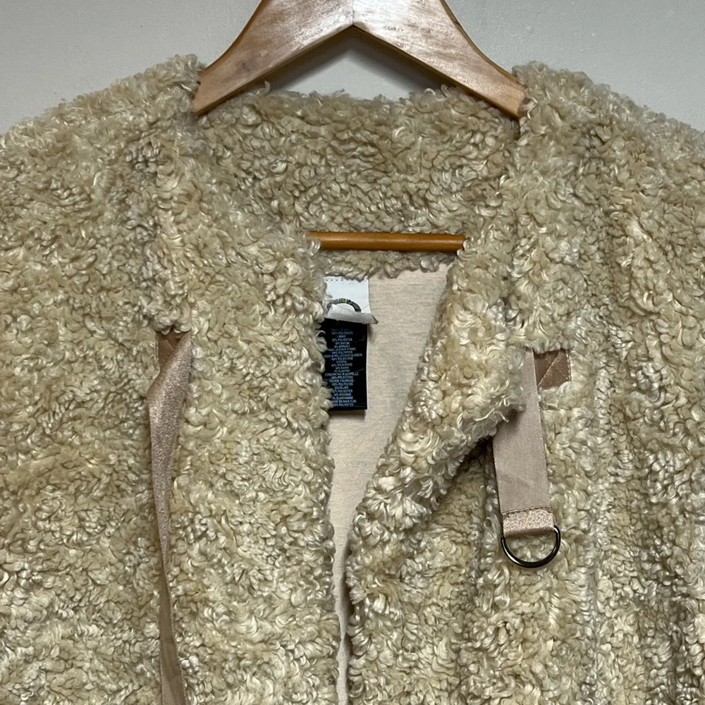 ANTHROPOLOGIE Akemi + Kin Alonna fuzzy Teddy Plush Sherpa tan Vest One Size - Picture 6 of 7